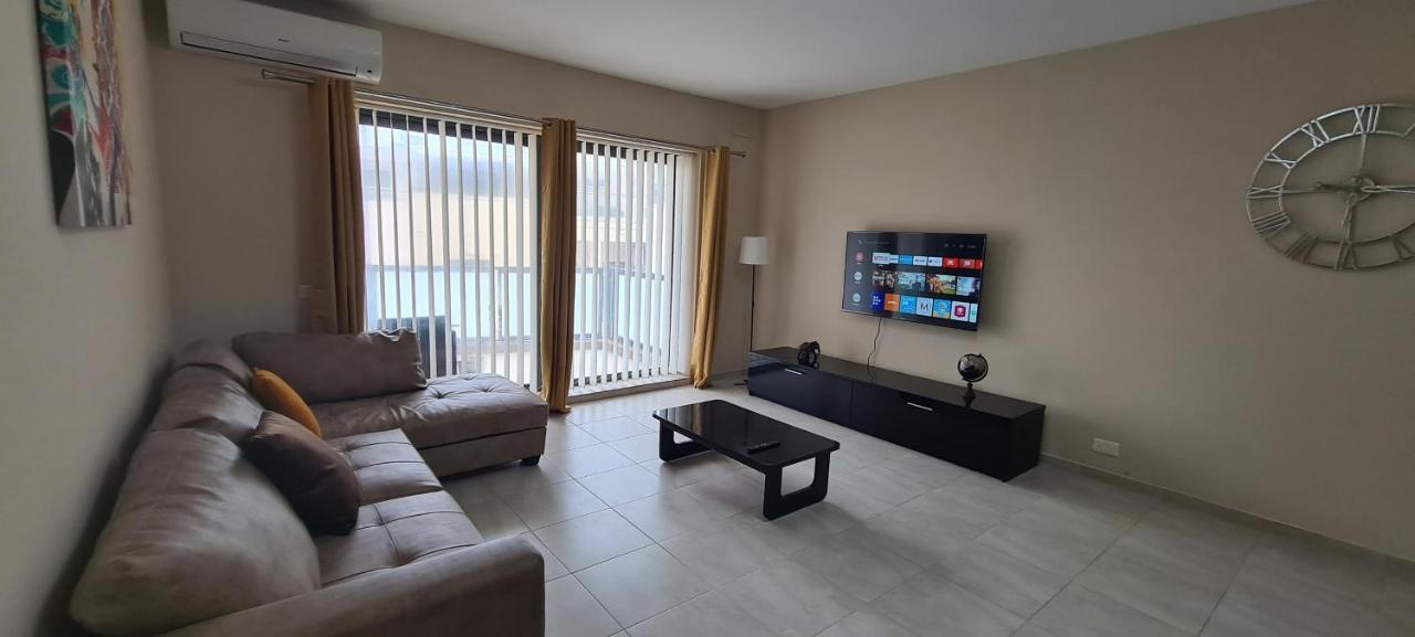 Large Apartment In Marsascala. Sleeps 6 マルサスカーラ エクステリア 写真